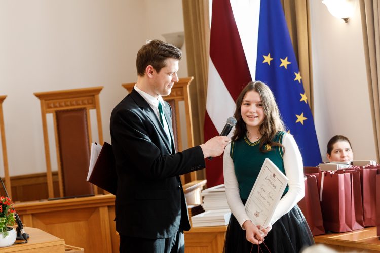 Apbalvošanas ceremonijā godināti Satversmes tiesas konkursa uzvarētāji