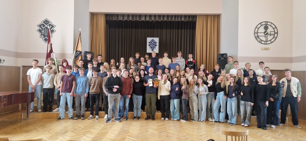 10.-12.klašu skolēni ar Rvīnu Vardi (centrā)