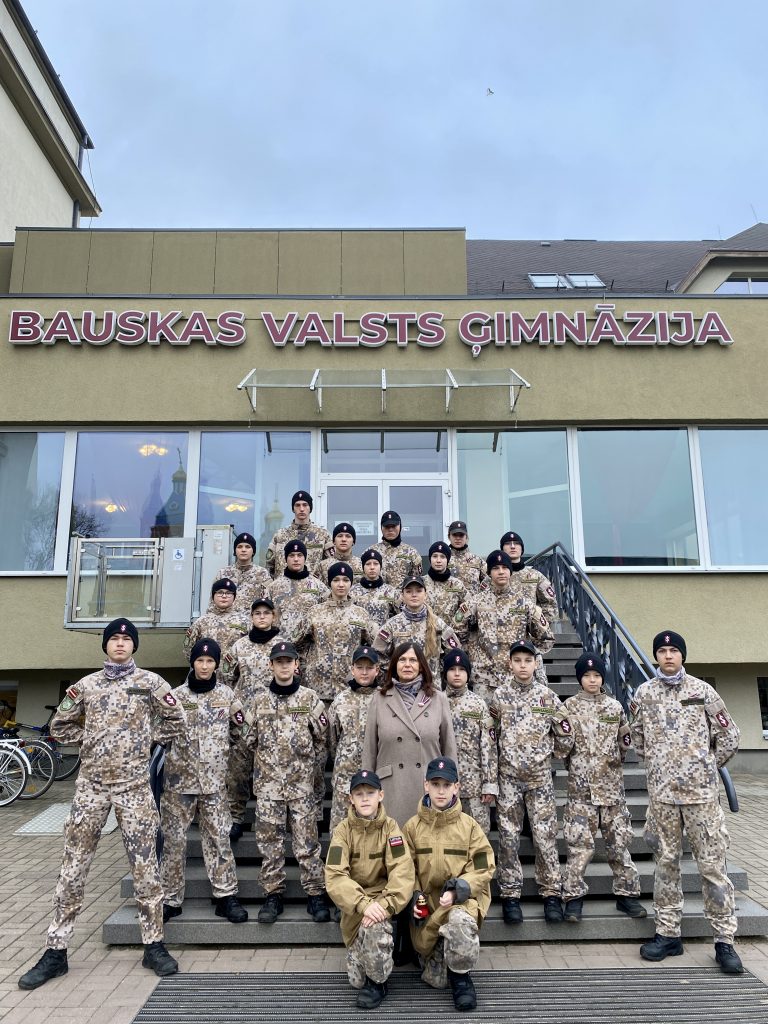 Jaunsargi kopā ar direktores vietnieci Initu Nagņibedu