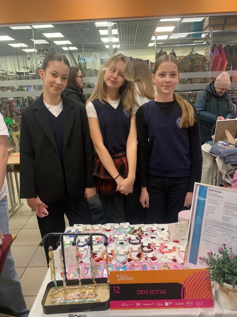 "Dem Rotas" - Marta Vasiļjeva, DanielaZaķe, Evelīna Radze 5. d kl.