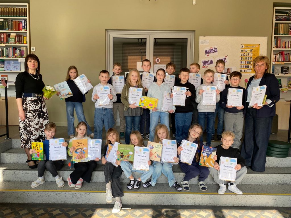 2.a klases kolektīvs, bibliotekāre (no kreisās) un audzinātāja