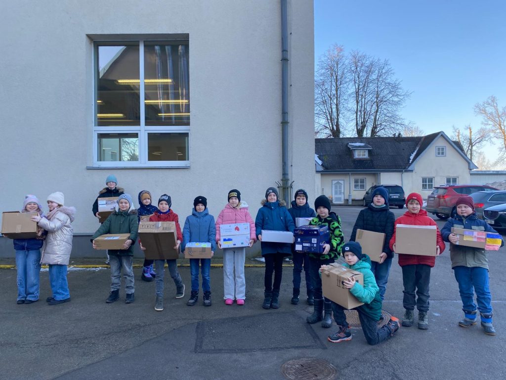 3.a klase ar daļu no ziedojumiem