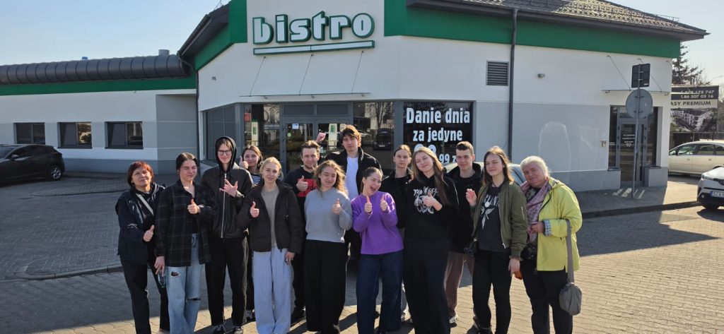 Visi laimīgi un paēduši bistro Lomžā, Polijā (garšīgi, ātri un par pieklājīgām cenām- iesakām šo ēstuvi). Vēl priekšā 456 km.