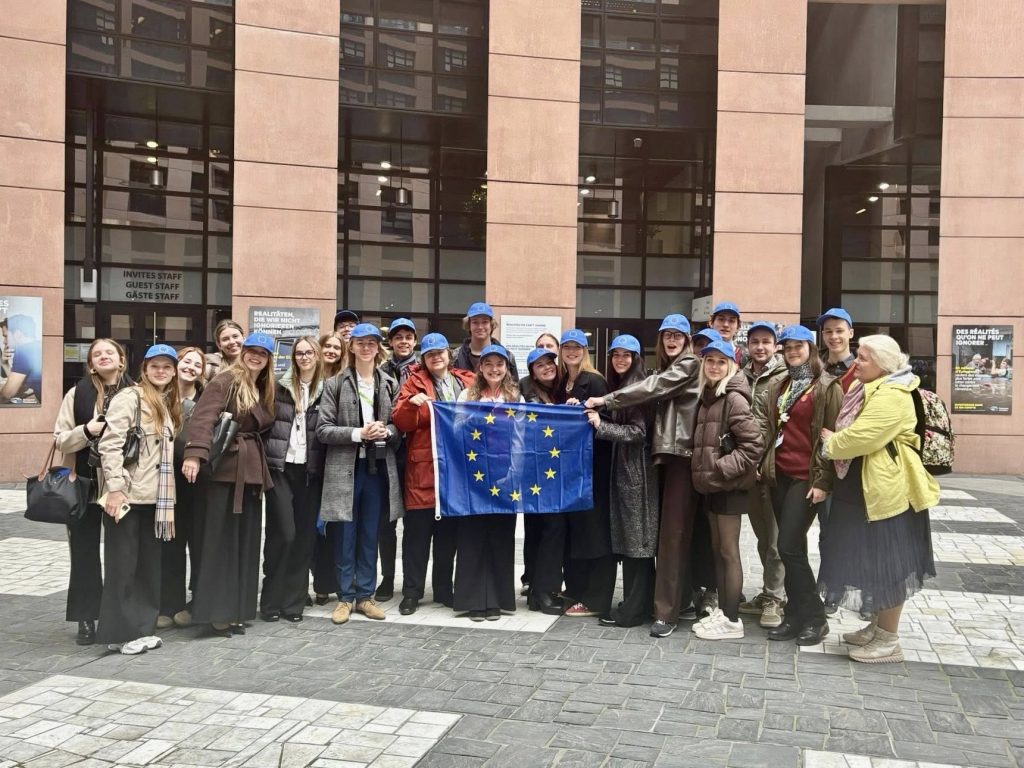 Bauskas Valsts gīmnāzijas un Jelgavas Spīdolas Valsts ģimnāzijas jaunieši un skolotāji