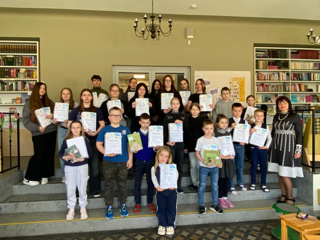 Bērnu žūrijas 1.-12.kl. dalībnieki, bibliotekāre D.Šķirpo (no labās)