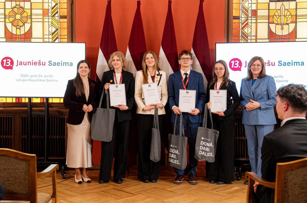 L.L.Ozola (trešā no kreisās) Jauniešu Saeimā