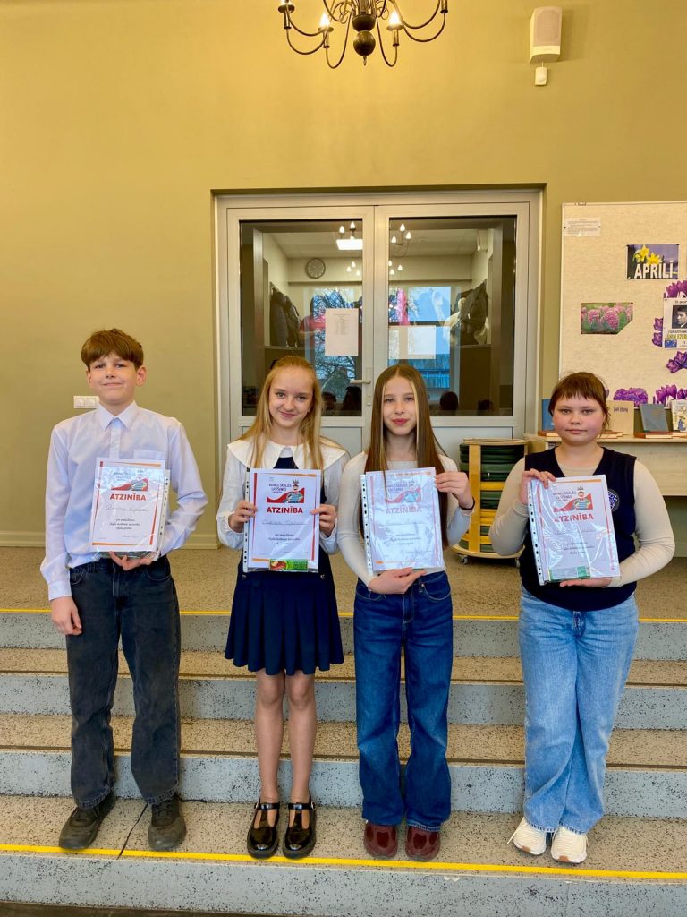 No kreisās: Roberts Krīgers, Elizabete Upelniece,  Jasmīna Vilhelma, Paula Pauša