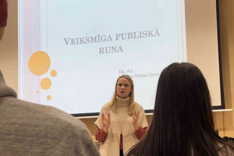 Skolēni apgūst publisko runu