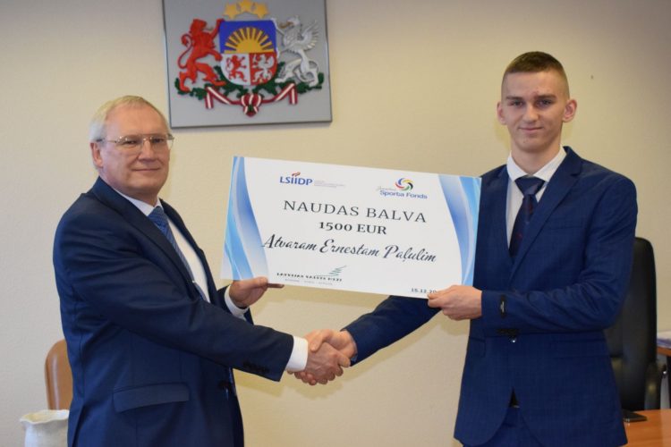 A.E.Paļulis saņem “Latvijas Valsts meži” naudas balvu
