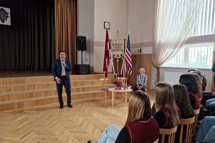 Skolā viesojas ASV vēstniecības pārstāvji