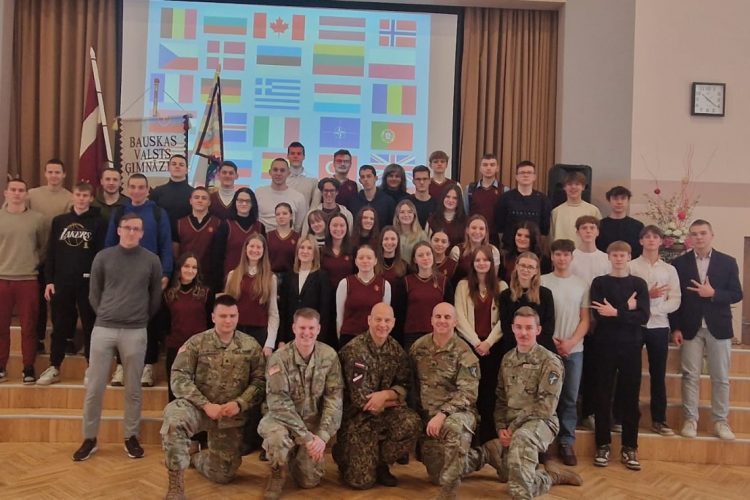 Jaunieši gūst jaunas zināšanas par NATO