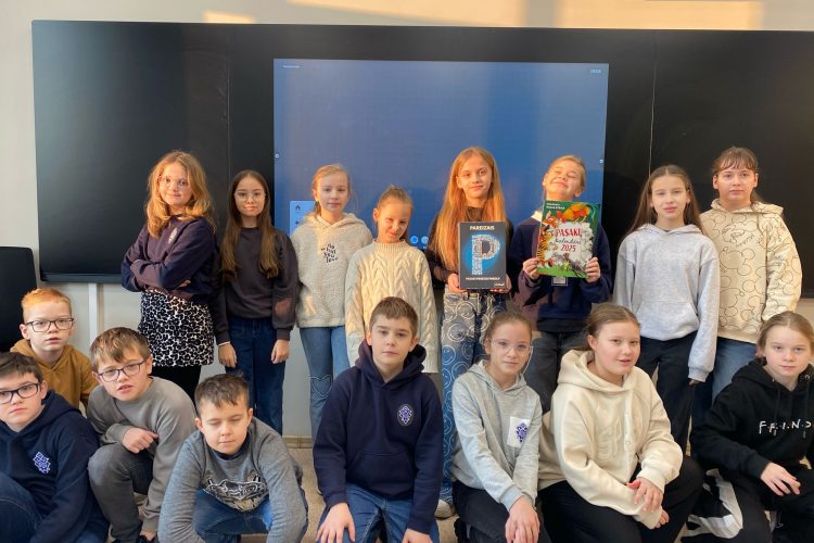 4.a klase saņem balvu