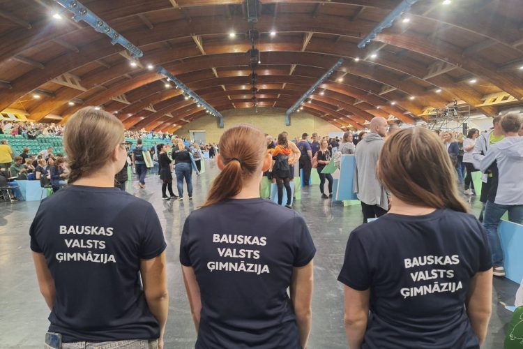 Dalība dziesmu un deju svētku scenogrāfijā