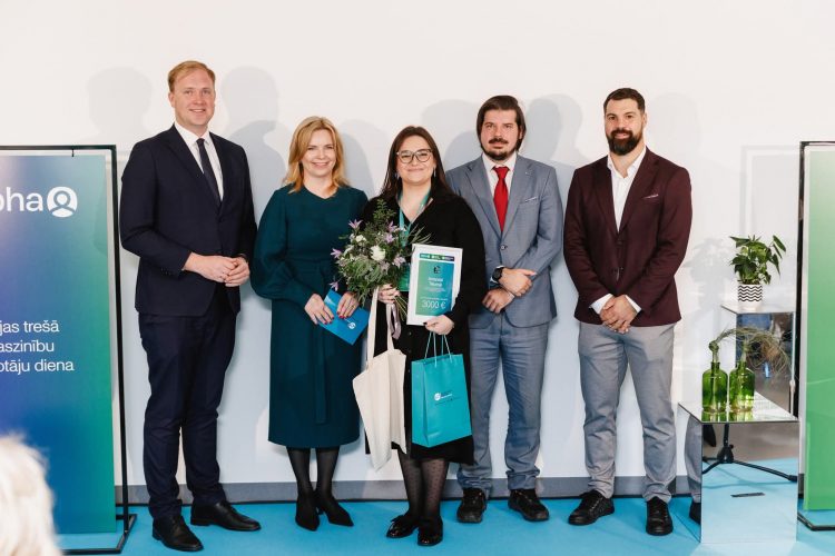 Skolotāja saņem stipendiju