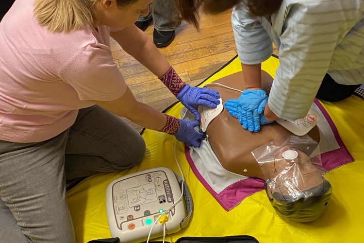 Darbinieki apgūst pirmo palīdzību