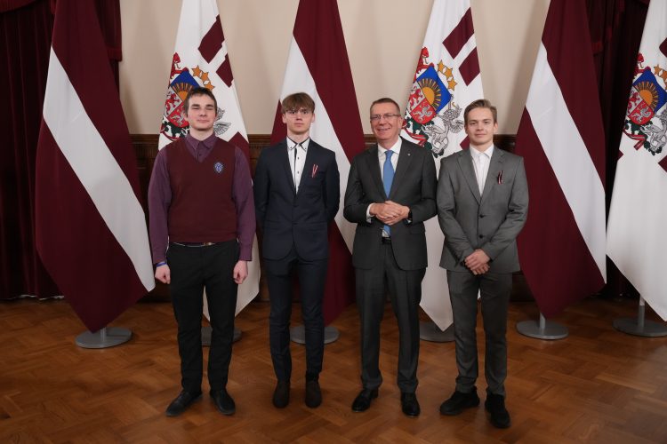 Skolēni viesojas Rīgas pilī