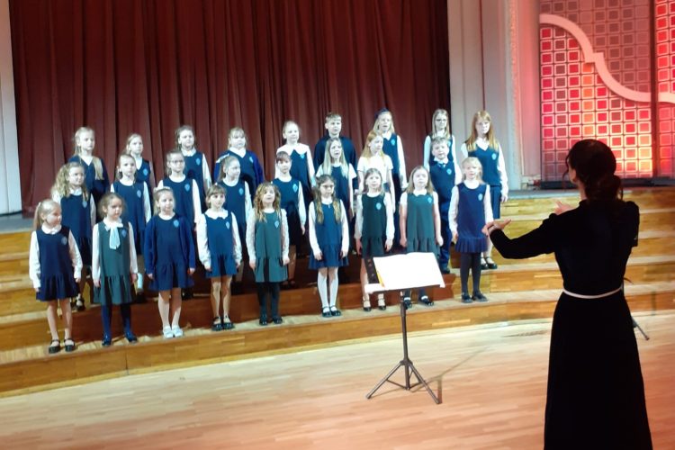 Aizvadīta koru skate