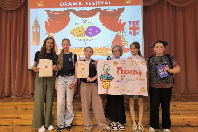 Debija angļu valodas teātra mākslas festivālā